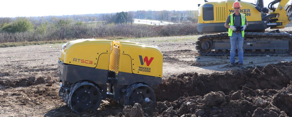 wacker neuson rtlx sc3 compacting soil in construction site