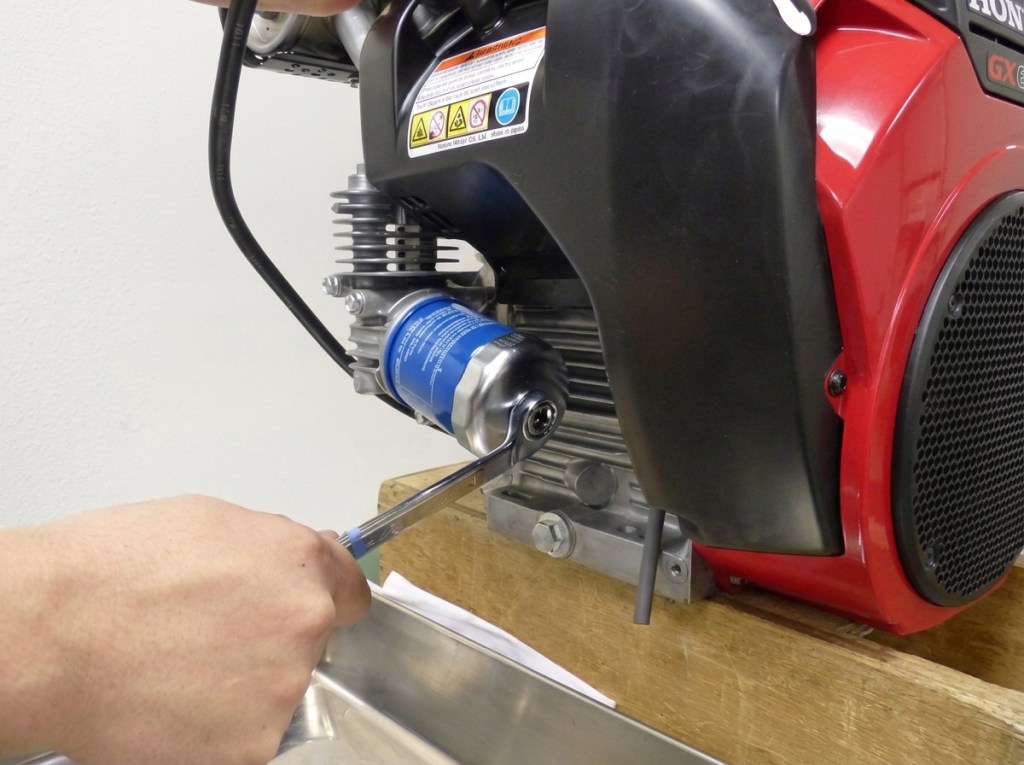 fastening oil filter into honda engine gx 630